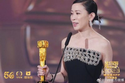 ​“新闻女王”佘诗曼三封视后！TVB颁奖现场纪念李玟周海媚