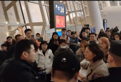 ​乘客称在武汉天河机场被关飞机6小时呼吸困难，有人报警23次，南航回应