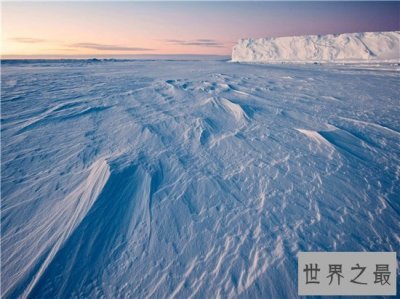​南极冰盖坚硬厚重且广阔，如今采用卫星监控勘测