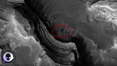 ​Youtube频道“火星月亮太空电视”：美国NASA卫星捕捉到火星上一个巨型神秘