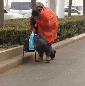 ​一家四口三人生病，河南男子步行两小时背重病母亲就医
