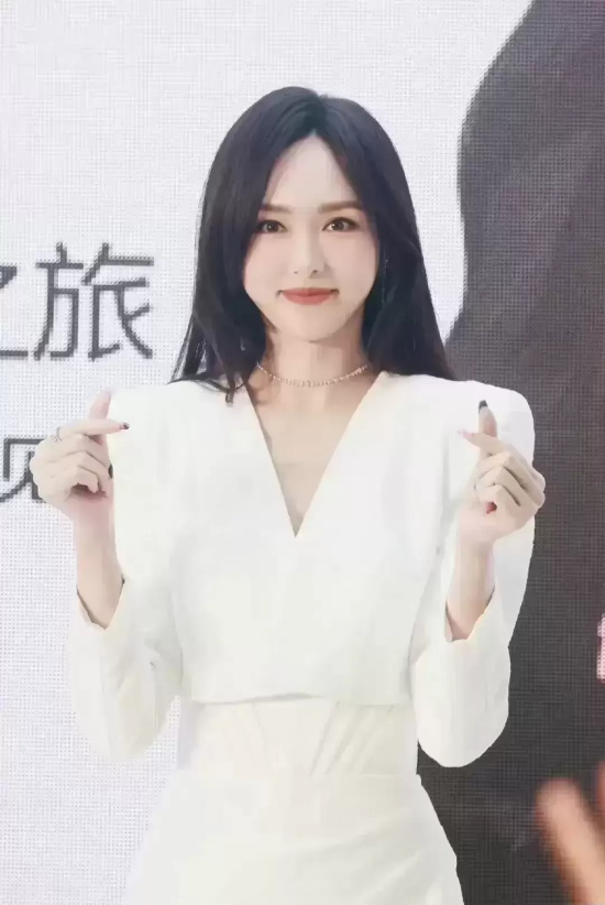 唐嫣最新活动生图写真，路人视角下依然美到极致
