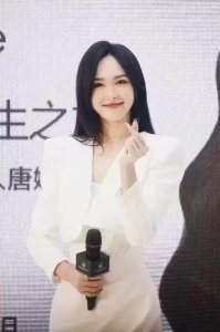 ​唐嫣最新活动生图写真，路人视角下依然美到极致