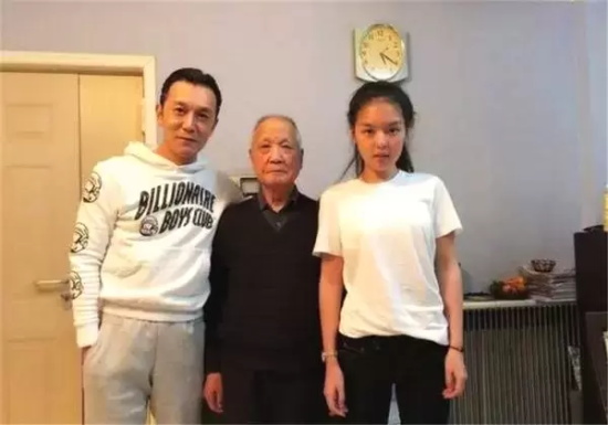 春晚导演哈文的父亲叫什么（执导春晚哈文导演的人生经历）