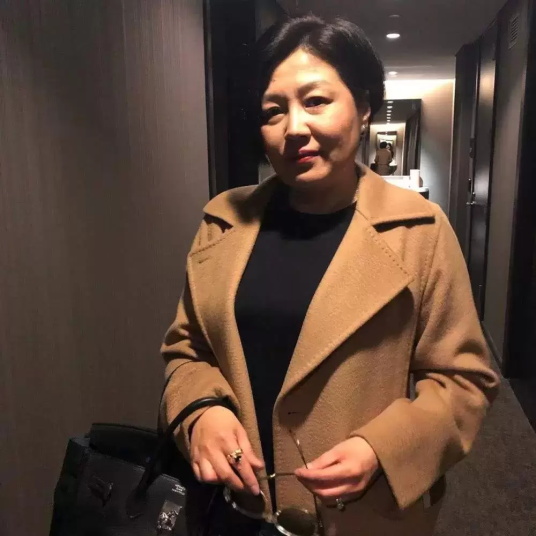 春晚导演哈文的父亲叫什么（执导春晚哈文导演的人生经历）
