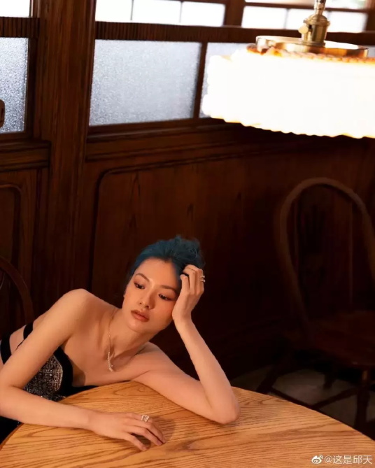 邱天公园林中唯美写真，黑色镶钻桃心裙大秀香肩