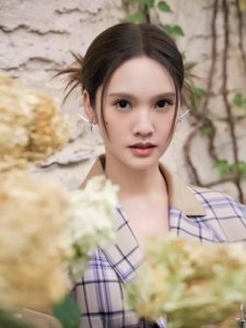 ​杨丞琳秋季穿搭写真，格纹西装套装温柔又复古