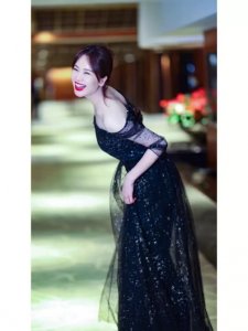 ​左小青露肩礼服写真，裙子碎钻细闪太美了