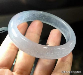 ​如何辨别翡翠是不是真的（如何辨别翡翠是不是真的视频）