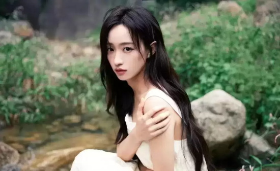 黄婷婷身穿素色长裙拍摄森系写真，长发飘飘对镜托腮清纯可人