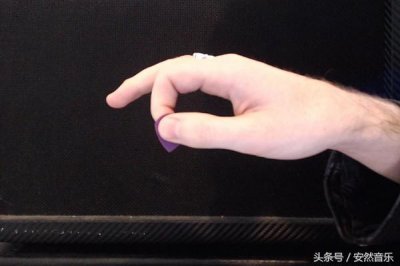 ​电吉他拨片的正确拿法（拨片的正确拿法图片你用对了吗）