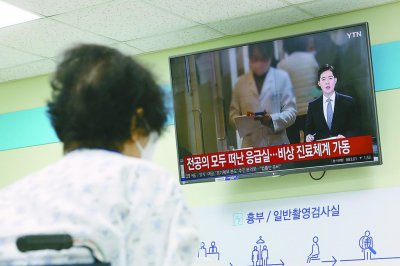 ​近万医生提出辞职，政府威胁吊销执照，“硬碰硬”让韩国陷入医疗危机