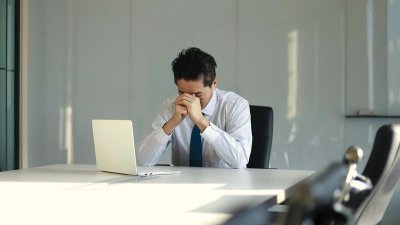 ​8位数资产的中年人，在直播间等待冬天结束