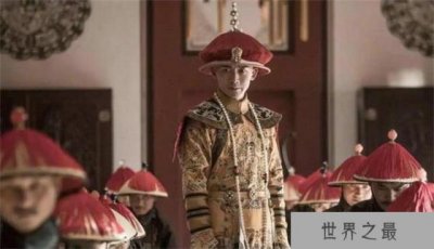 ​清朝官员在行跪拜礼时 为何拍两下袖子？