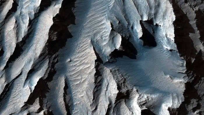 美国科罗拉多大峡谷相形见绌 太阳系最大峡谷——火星Valles Marineris峡谷