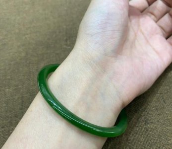 ​玉是越绿越好还是越白越好（玉是越绿越好吗）