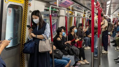 ​港铁线上，挤满了大厂前员工