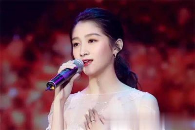 ​关晓彤节目中承认，如果31岁的他追求自己，她会毫不犹豫的同意