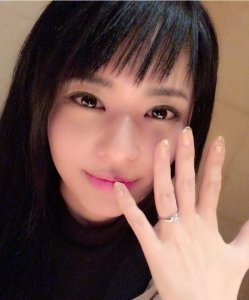 ​苍井空终于结婚了！一直渴望成家生子，老公照片被扒出不帅也没钱