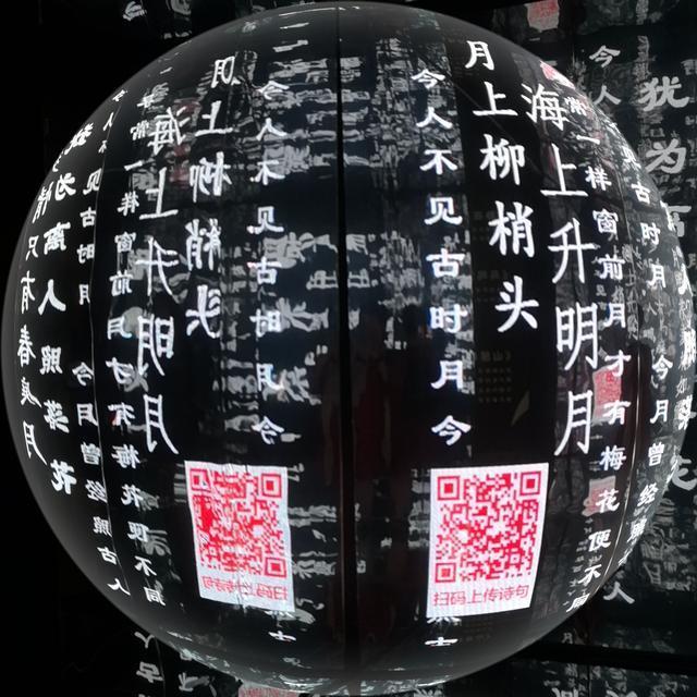 世界上最大的月亮惊艳亮相水立方