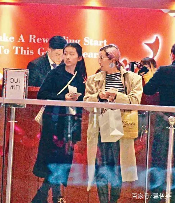 陈奕迅带妻子徐濠萦和女儿度假，14岁女儿陈康堤身高颜值令人瞩目