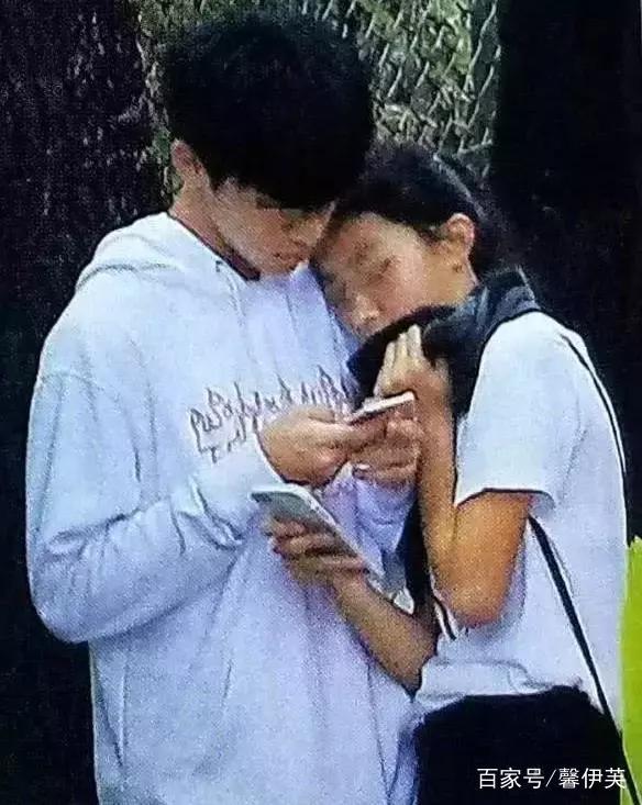 陈奕迅带妻子徐濠萦和女儿度假，14岁女儿陈康堤身高颜值令人瞩目