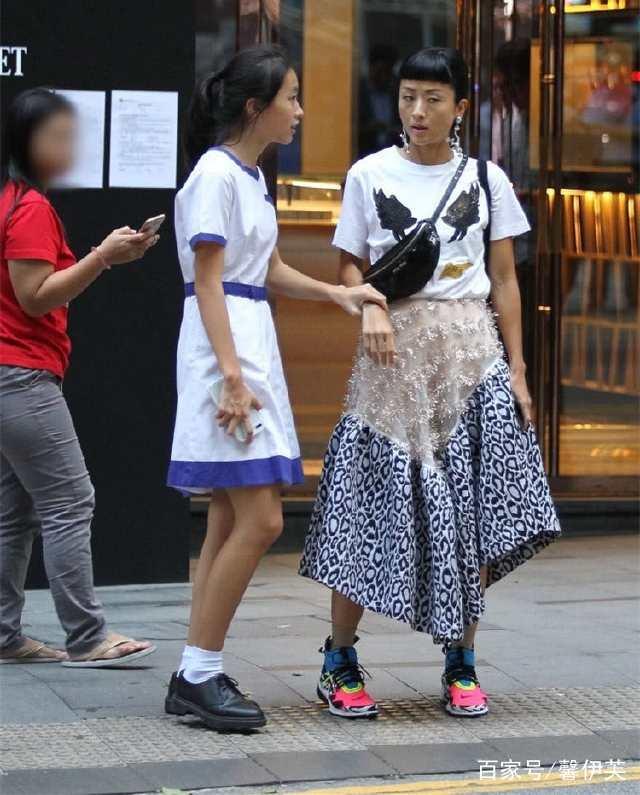 陈奕迅带妻子徐濠萦和女儿度假，14岁女儿陈康堤身高颜值令人瞩目