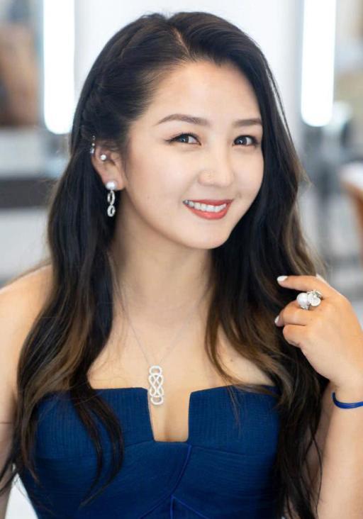 何洁为新欢生完3胎，身材走样邋遢出街，这就是她要的幸福吗？