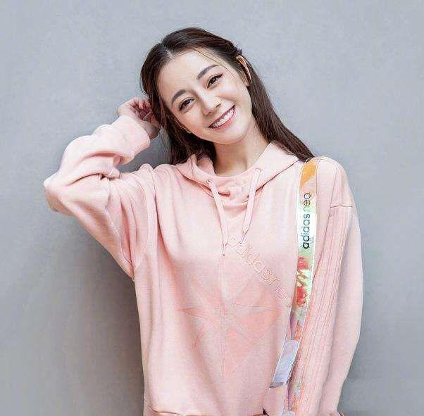 迪丽热巴新剧吻戏曝光，两人缠绵拥吻，网友：放下，让我来