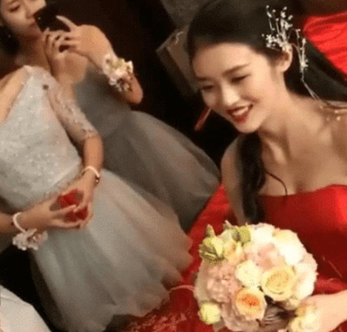抖音“最美新娘”火了，当镜头给到伴娘后，网友：心疼新郎官