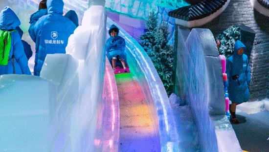 新塘万达广场冰雪王国来了，堆雪人打雪仗、冰雪过山车