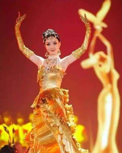 历届金鹰女神战袍礼服大比拼，你们觉得谁的礼服最漂亮