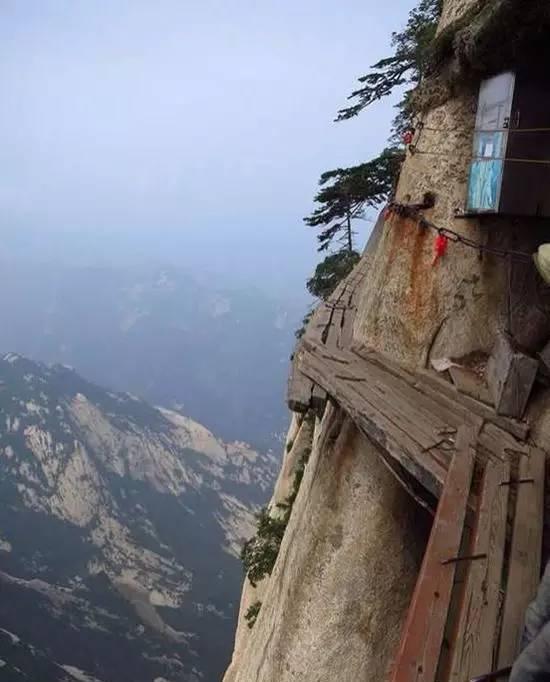 华山最刺激的长空栈道，看着都让人腿软！你敢挑战吗？