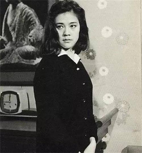同样是扮演陆依萍：归亚蕾温柔，刘雪华坚毅，她最经典！