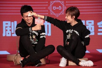 ​雷佳音结婚9年从不晒老婆，看到她的照片后：这身材谁敢晒啊？