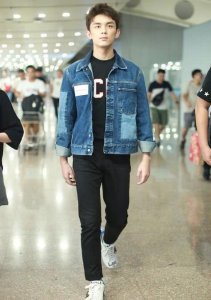 ​吴磊亮相机场，才18岁身高就183了，网友：穿搭比杨幂还时尚