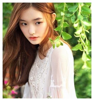 林允素颜一身黑现身机场，网友直呼美爆了，差点没认出来