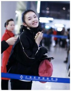 ​林允素颜一身黑现身机场，网友直呼美爆了，差点没认出来