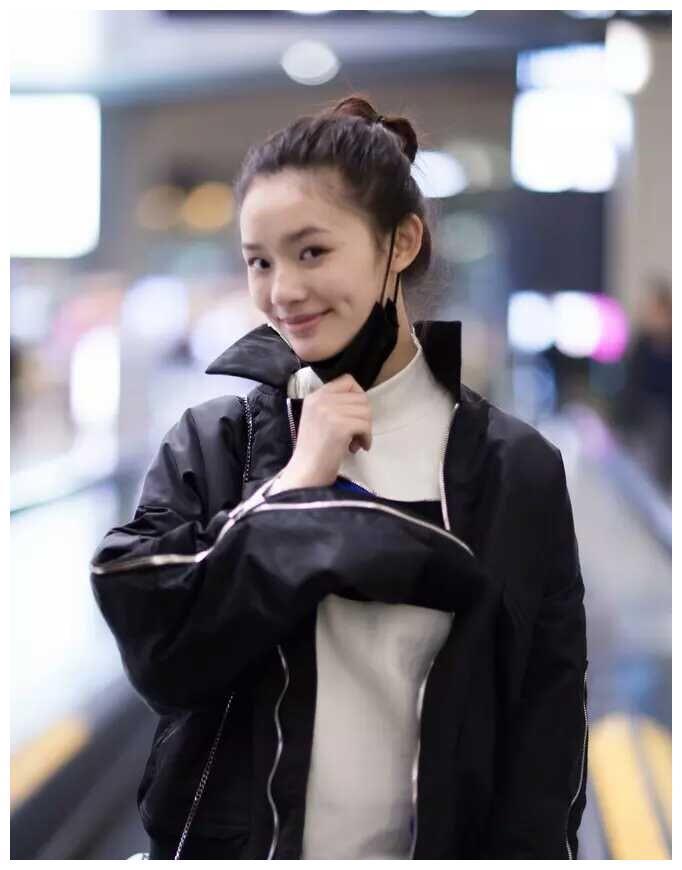 林允素颜一身黑现身机场，网友直呼美爆了，差点没认出来