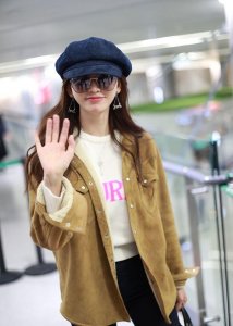 ​林志玲毛衣配破洞仔裤秀纤细美腿 对镜微笑甜美温柔挥手比V