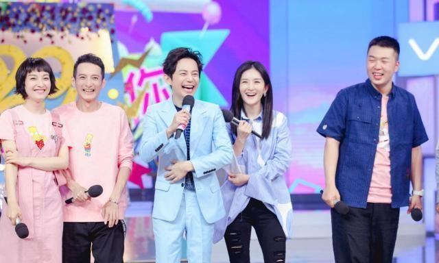 同是靠《快乐大本营》成名，她综艺档期不断，她开始走网红路线