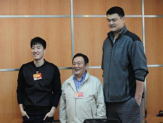 姚明近况：身体发福体重达400斤，妻子叶莉吐槽生活存在诸多不便