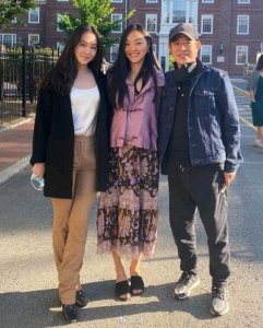 ​59岁李连杰近况曝光，精神抖擞状态回春，两个女儿颜值不输妈妈