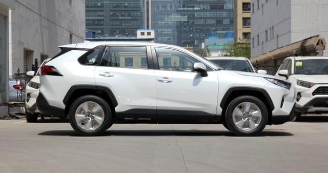 预算18万，CRV和RAV4究竟该怎么选？对比后才知道差距-