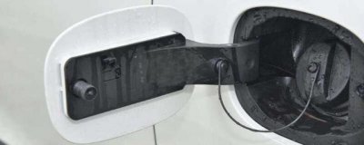​汽车加油盖怎么打开，汽车油箱盖开关图解