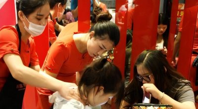 ​海底捞第一位女服务员杨丽娟：小学学历，17岁入职40岁身价超30亿