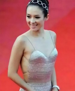 ​时光定格：章子怡海边与外国前男友叠罗汉照，做梦都想删去