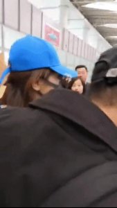 ​杨紫机场被砸原因很奇葩，工作室发声呼吁理性追星