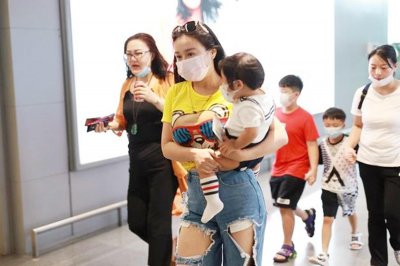 ​邹市明小儿子罕见曝光，和两个哥哥样貌相似，却“同母不同姓”
