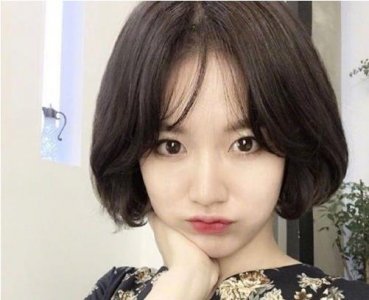 ​女生中分短发原来有这么多造型，怪不得韩国美女，那么的爱不释手